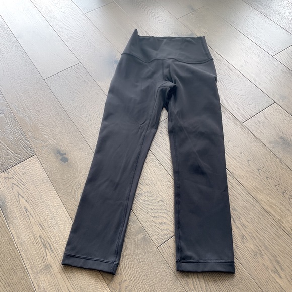 ❤️Lululemon Cropped Leggings Black Size 2 Luxtreme - Picture 2 of 5
